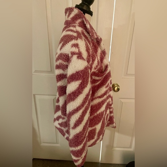 NWOT Bar III Women's M Pink Zebra Print Faux‎ Fur Mid-Length Coat - Picture 4 of 6